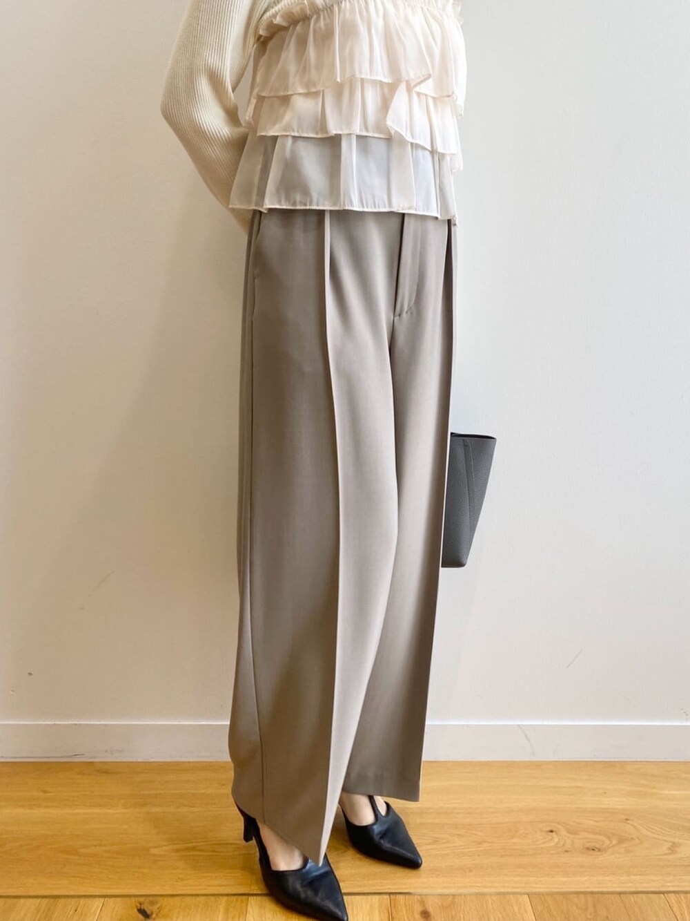 ホワイト系のニット/セーター、ベージュ系のその他パンツ、グレー系のトートバッグを着用したレディースの秋コーディネートの10枚目の写真