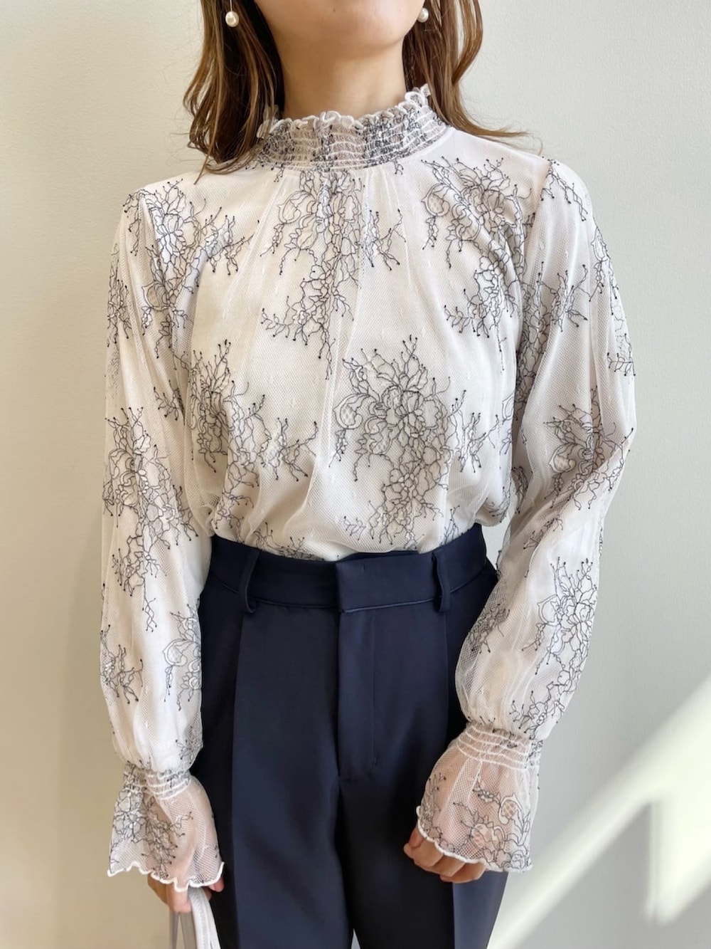 ブルー系のノーカラージャケット、ブルー系のその他パンツ、ベージュ系のTシャツ/カットソーを着用したレディースの冬コーディネートの6枚目の写真