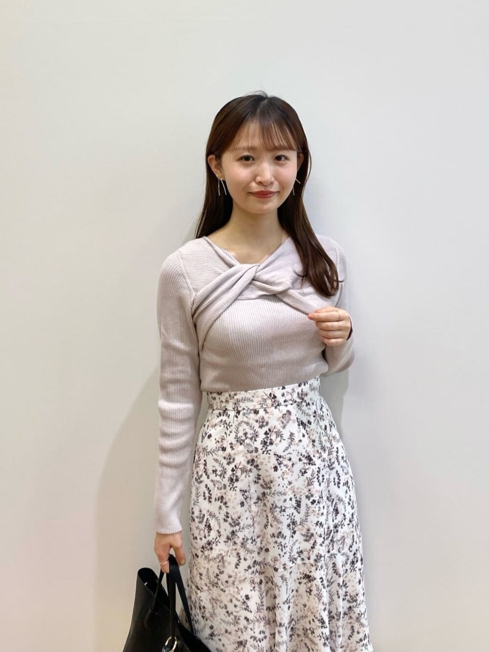 ベージュ系のニット/セーター、ベージュ系のスカート、ブラック系のパンプスを着用したレディースの春コーディネートの7枚目の写真