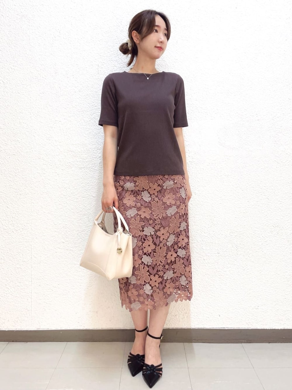 ブラウン系のTシャツ/カットソー、ピンク系のスカート、ホワイト系のトートバッグを着用したレディースの夏コーディネートの3枚目の写真