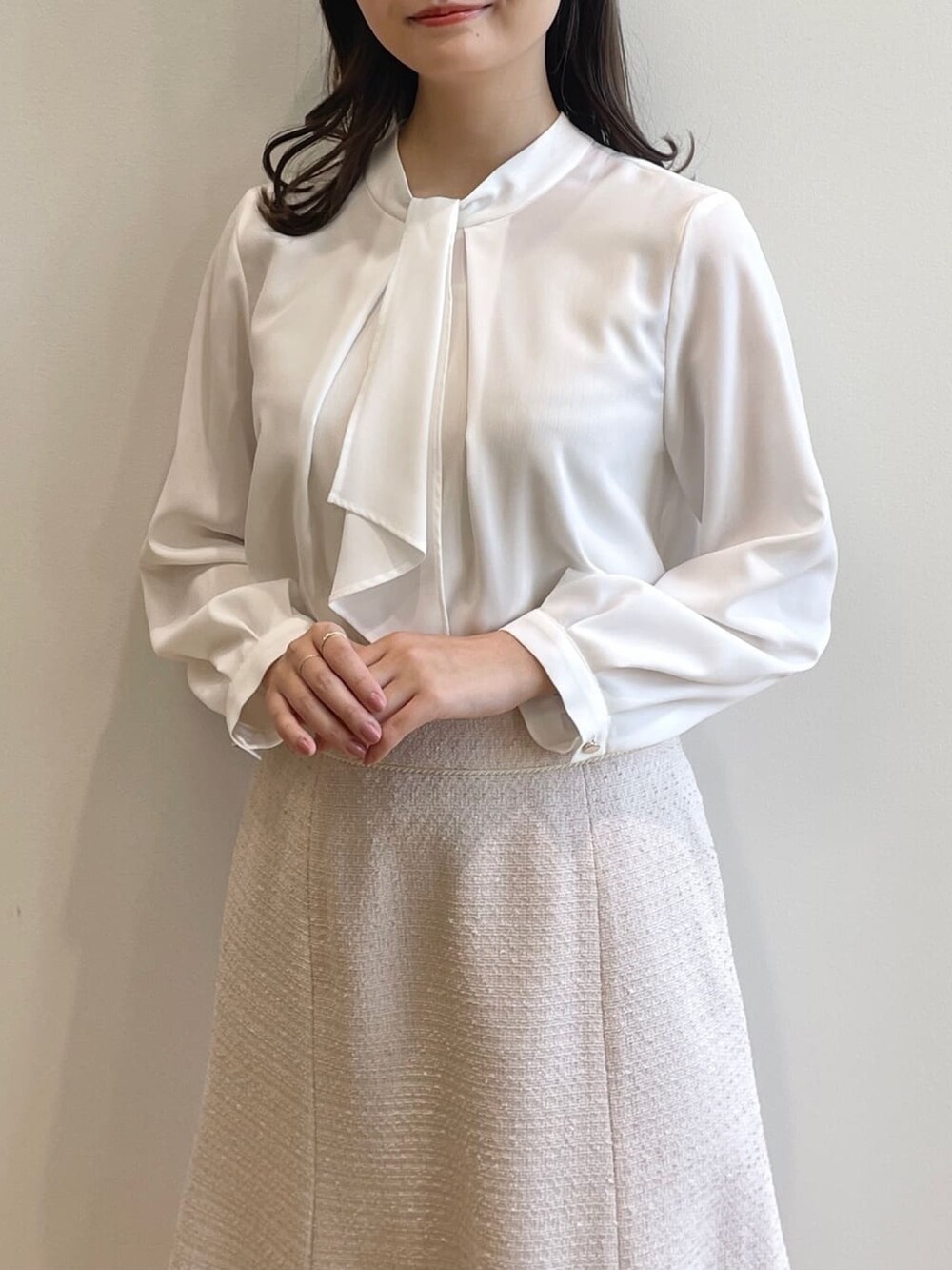 「パンプス、トレンチコート、キレイめ、セレモニー、卒業式、入学式、オフィスカジュアル、インデックス、INDEX」｜「indexのDeodora Freshトレンチコート（トレンチコート、ブルー系）」を使った、index スタッフさん（レディース・158cm）の冬コーディネートの6枚目の写真