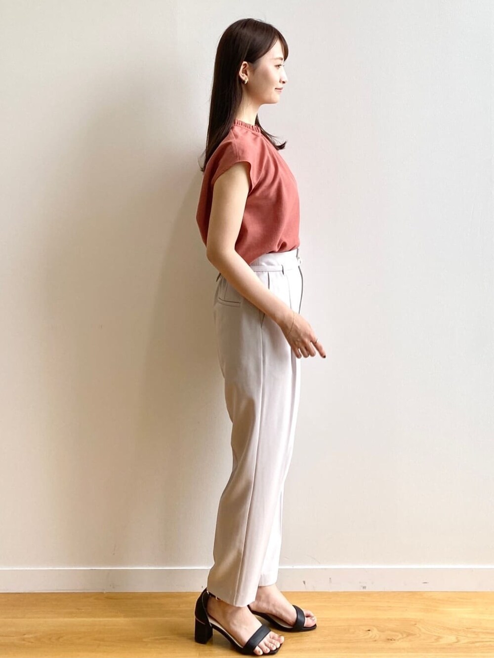 グレー系のその他パンツ、オレンジ系のシャツ/ブラウス、ブラック系のサンダルを着用したレディースの夏コーディネートの2枚目の写真