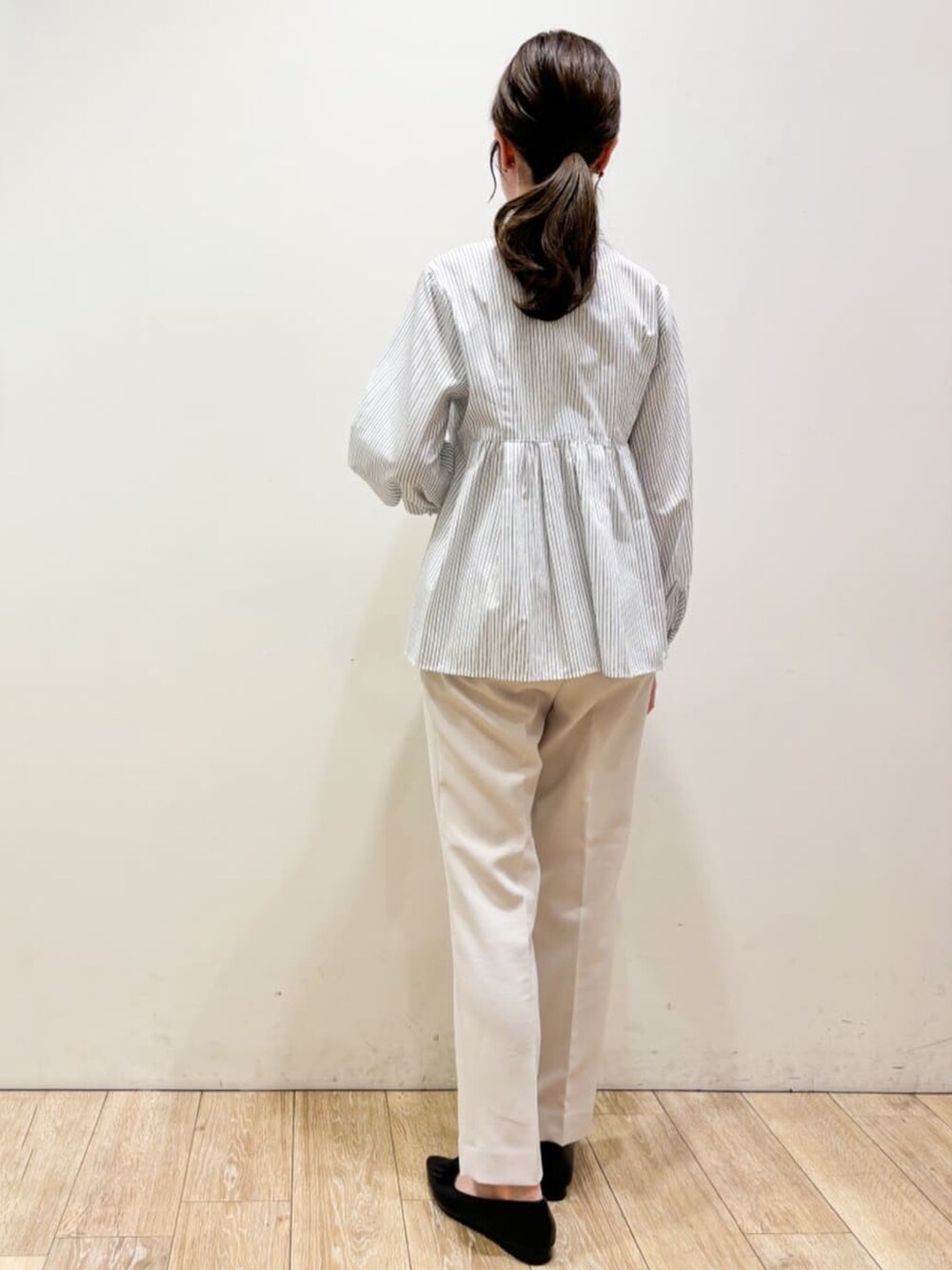 ホワイト系のシャツ/ブラウス、ベージュ系のその他パンツを着用したレディースの秋コーディネートの3枚目の写真