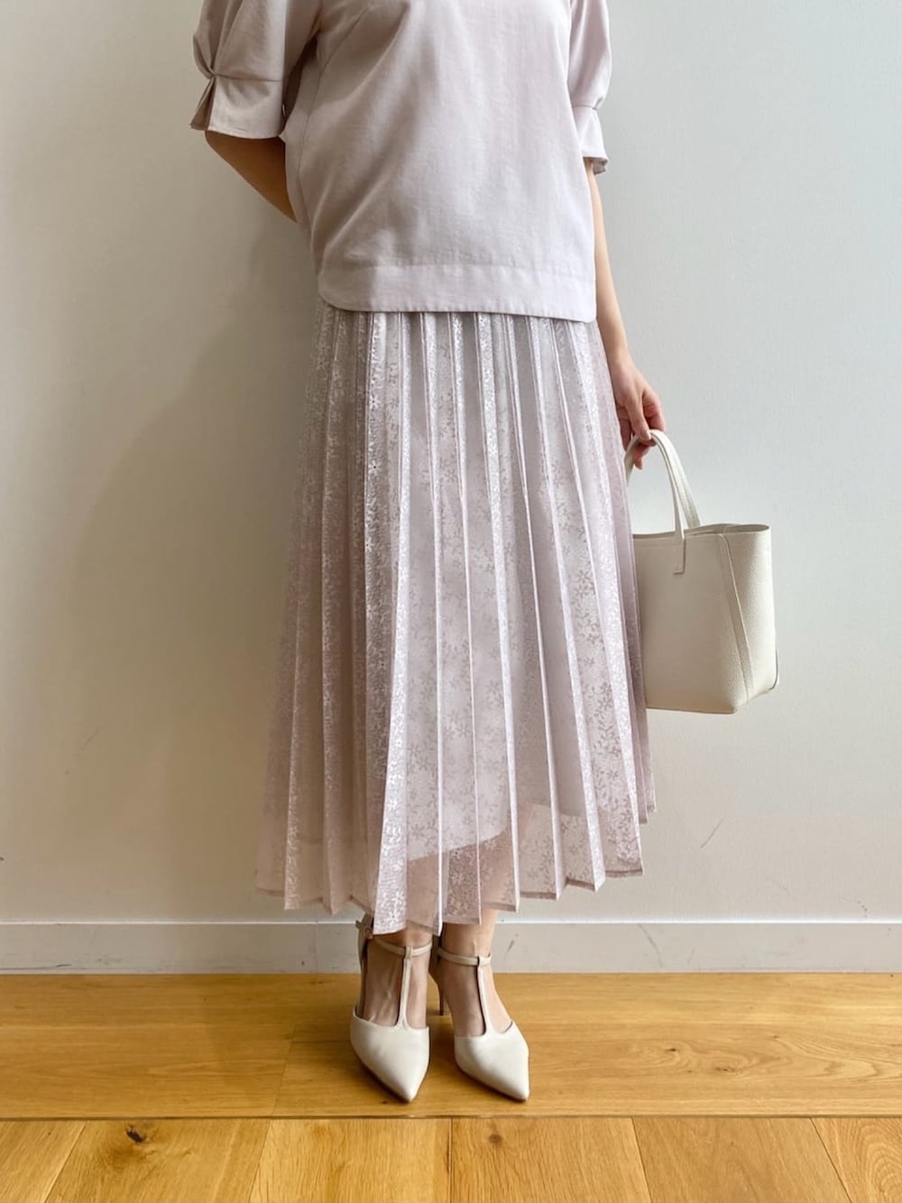 ベージュ系のシャツ/ブラウス、ベージュ系のスカート、ホワイト系のトートバッグを着用したレディースの夏コーディネートの10枚目の写真