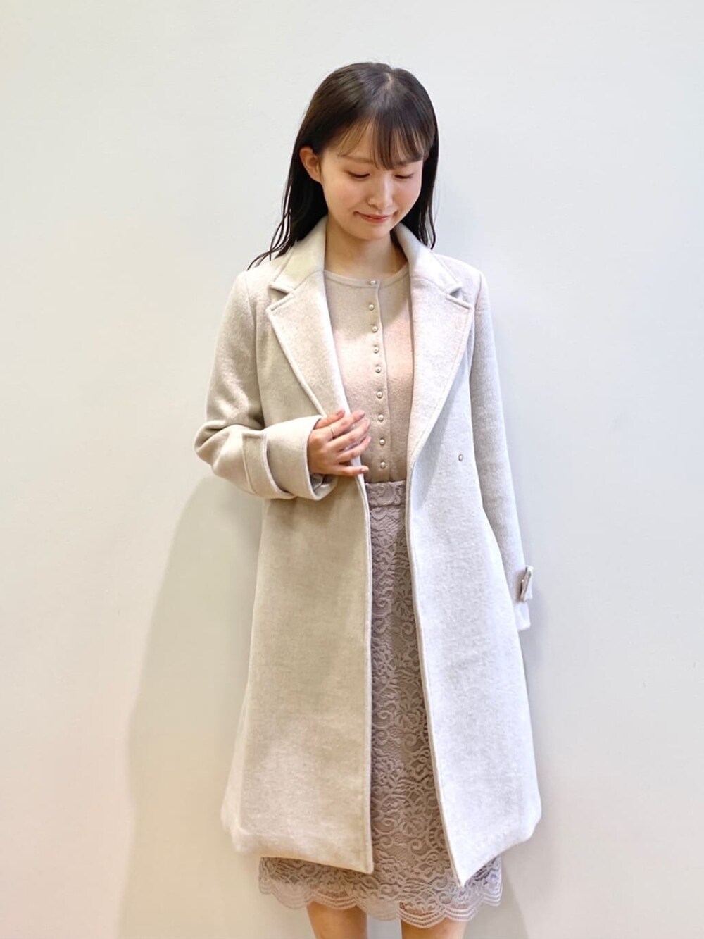 「インデックス、index、INDEX、ブーツ、淡色コーデ、冬アウター、クリスマスに着たい服、マイベストコーデ2023、お出かけコーデ、コート」｜「indexの≪定番人気≫ モールレースタイトスカート【洗濯機洗い可】（スカート、グレー系）」を使った、index スタッフさん（レディース・158cm）の冬コーディネートの4枚目の写真