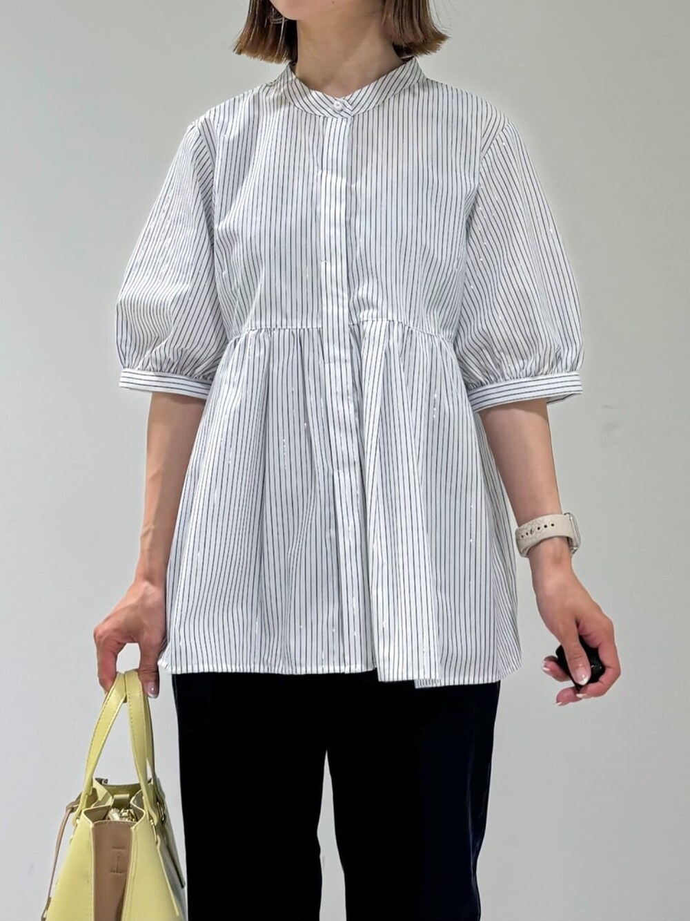 ホワイト系のシャツ/ブラウス、ブルー系のその他パンツ、ブラック系のサンダルを着用したレディースの春コーディネートの4枚目の写真