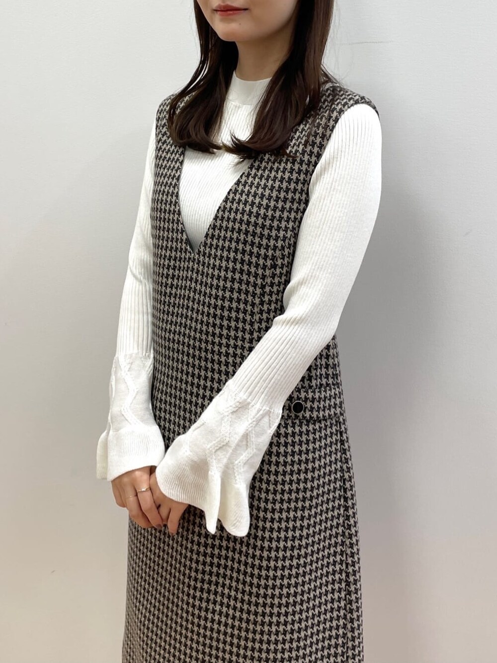 「ダウンジャケット、ジャンスカ、冬コーデ、休日スタイル、インデックス、INDEX、韓国ファッション、クリスマスに着たい服、マイベストコーデ2022」｜「indexのKAWADAグリーンダウンショートコート【WEB限定サイズ・カラー】（ダウンジャケット/コート、ブラック系）」を使った、index スタッフさん（レディース・158cm）の冬コーディネートの5枚目の写真