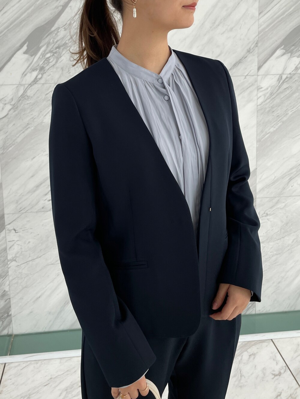 ブルー系のシャツ/ブラウス、ブルー系のスーツジャケット、ブルー系のスーツパンツを着用したレディースの冬コーディネートの3枚目の写真