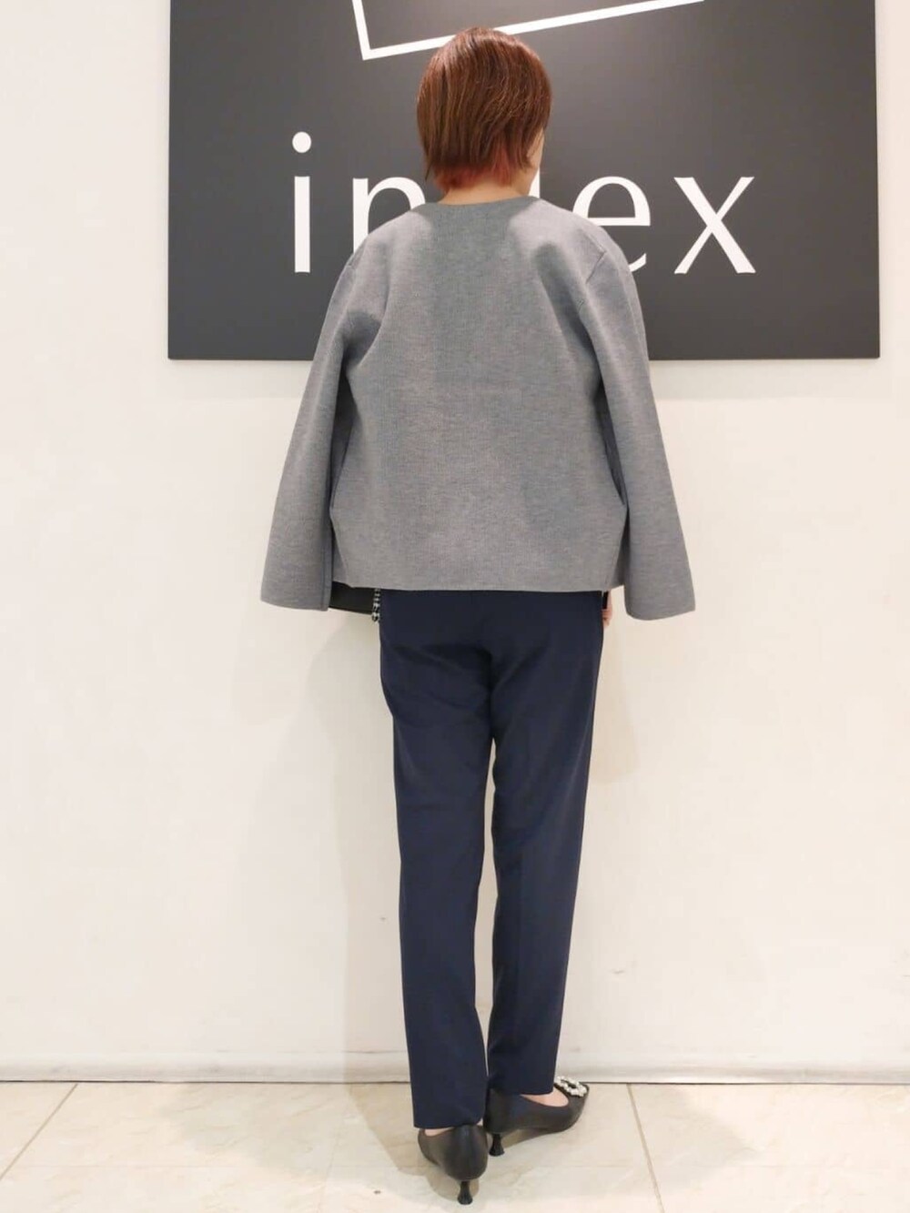 ベージュ系のニット/セーター、グレー系のカーディガン/ボレロ、ブラック系のトートバッグを着用したレディースの秋コーディネートの3枚目の写真