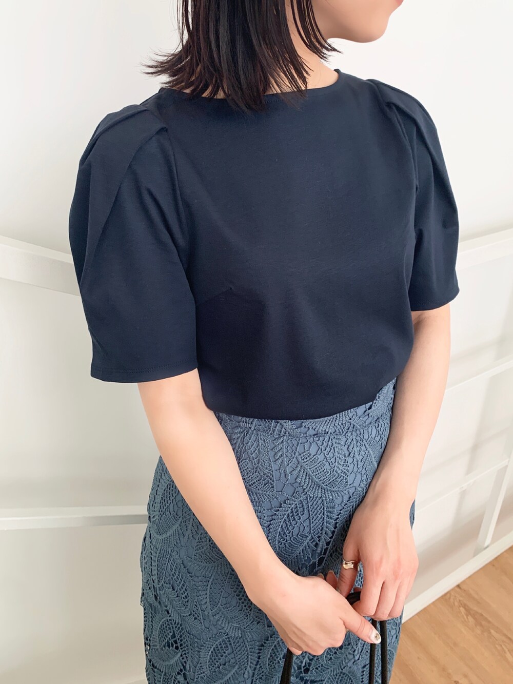 ホワイト系のカーディガン/ボレロ、ブルー系のTシャツ/カットソー、ブルー系のスカートを着用したレディースの春コーディネートの4枚目の写真