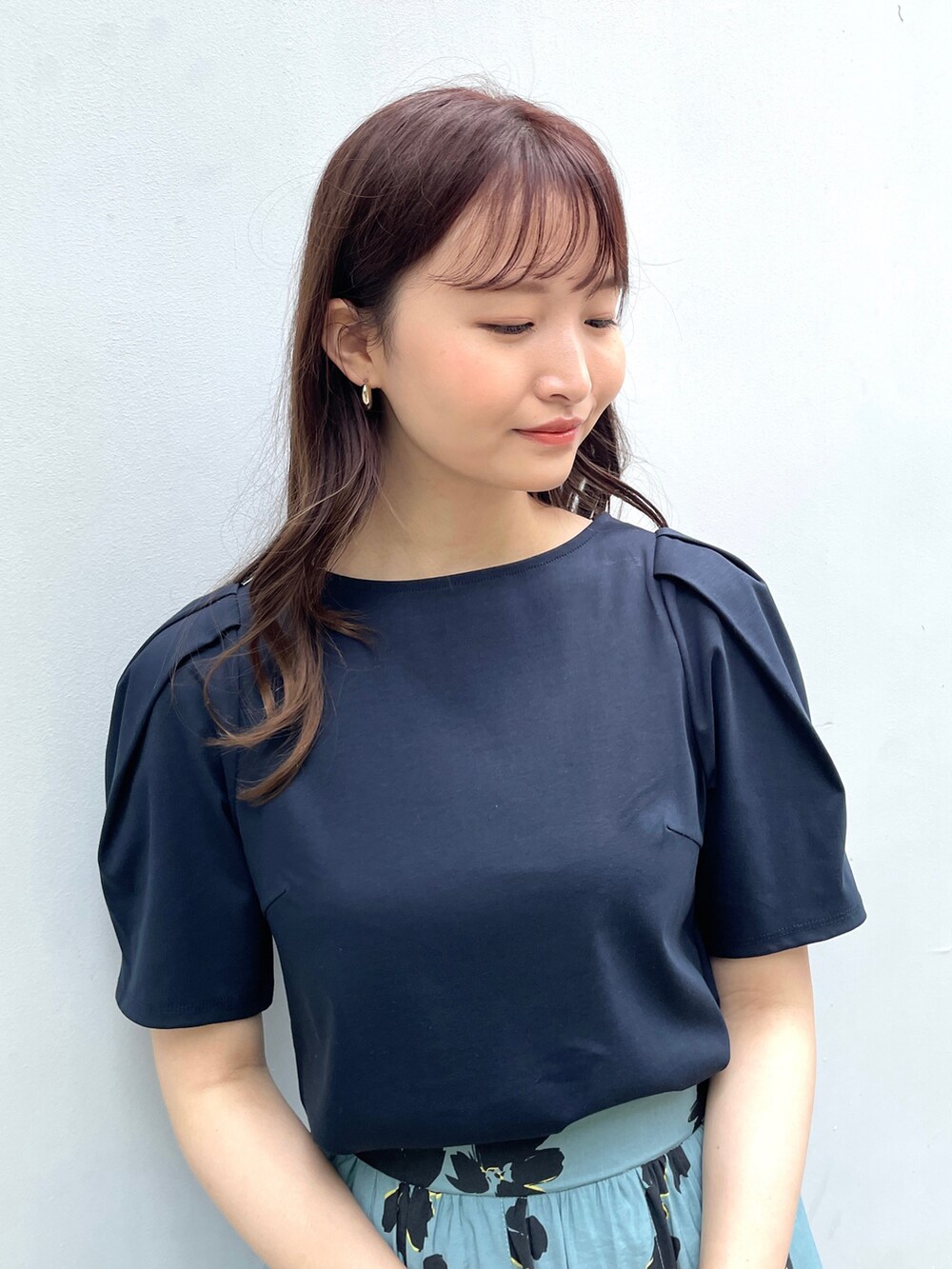 ブルー系のTシャツ/カットソー、グリーン系のスカート、ブラック系のショルダーバッグを着用したレディースの春コーディネートの2枚目の写真