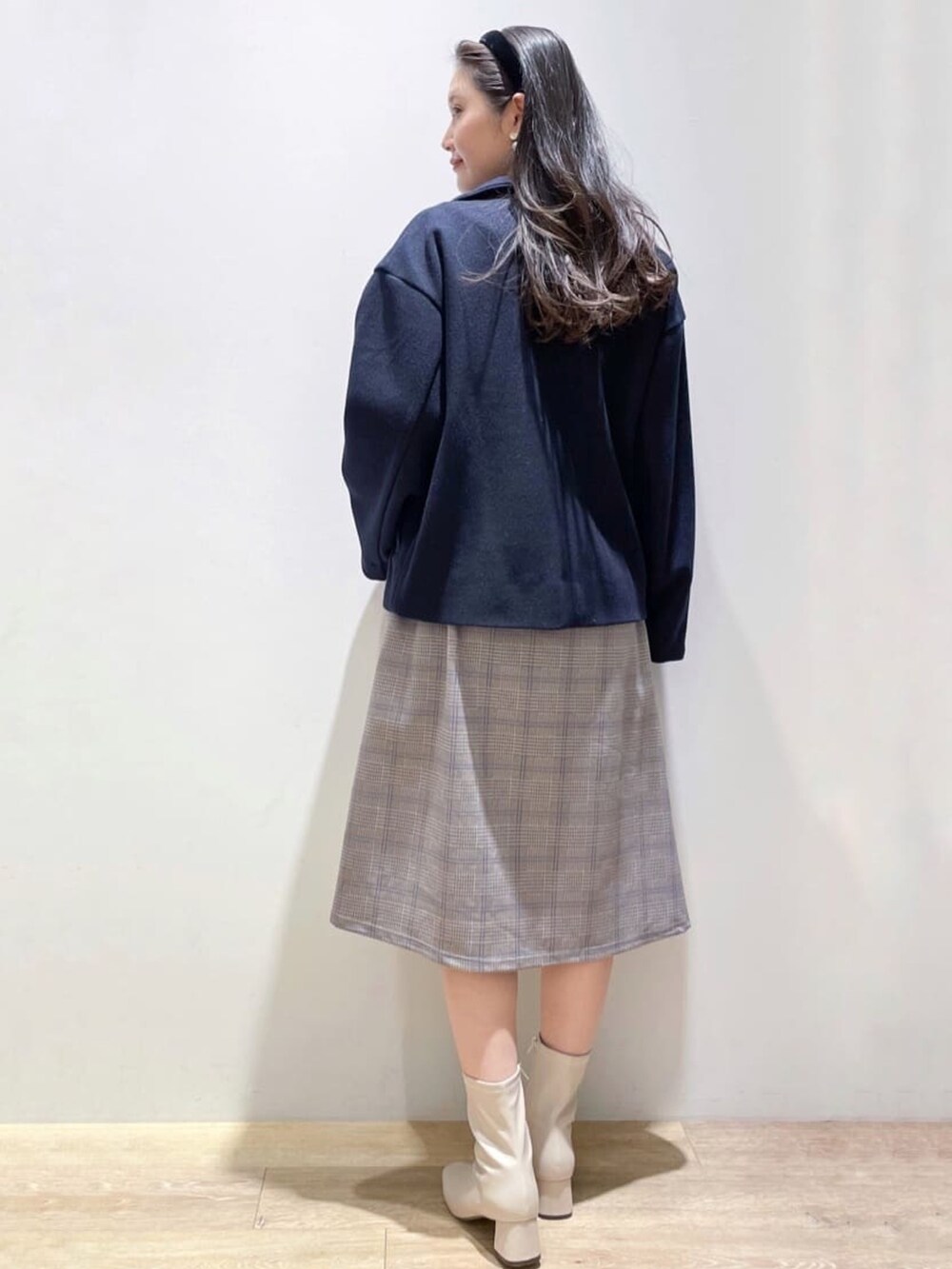 ベージュ系のワンピース、ブルー系のその他アウター、ホワイト系のブーツを着用したレディースの秋コーディネートの3枚目の写真