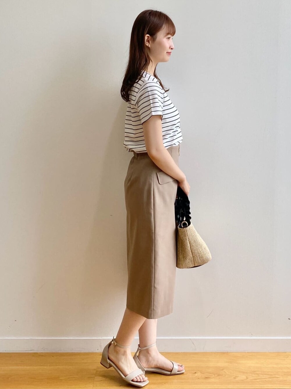 ホワイト系のTシャツ/カットソー、ブラウン系のスカート、ブラック系のトートバッグを着用したレディースの夏コーディネートの3枚目の写真
