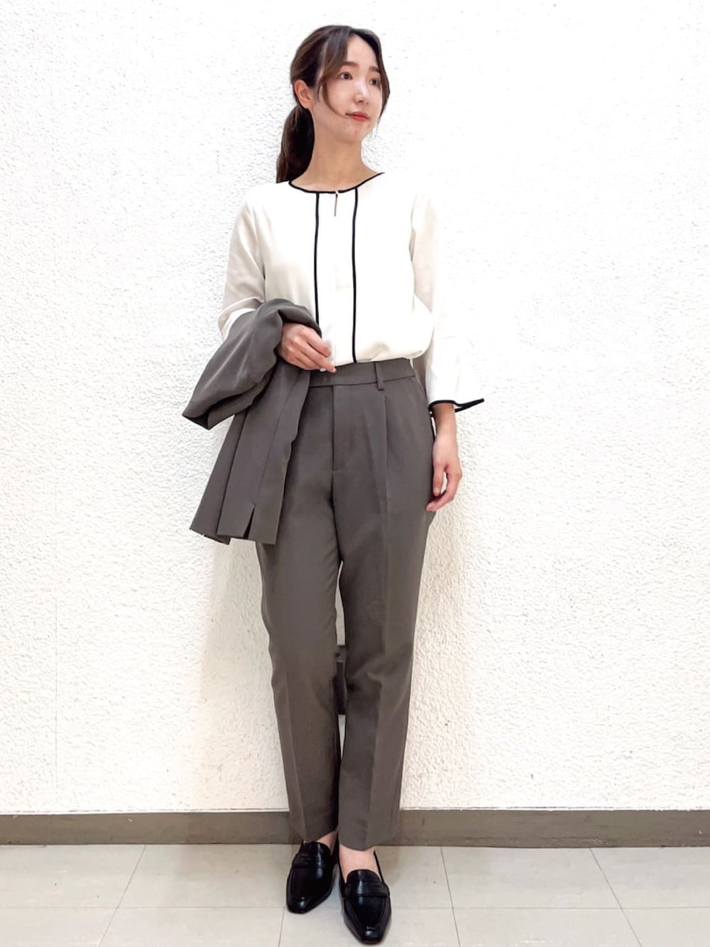 「INDEX、インデックス、index、プチプラ、お出かけコーデ、夏コーデ、モノトーン、秋服準備はじめました、セットアップ、通勤コーデ」｜「indexのバイカラーフレアスリーブブラウス【洗濯機洗い可】（シャツ/ブラウス、ホワイト系）」を使った、index スタッフさん（レディース・160cm）の夏コーディネートの3枚目の写真