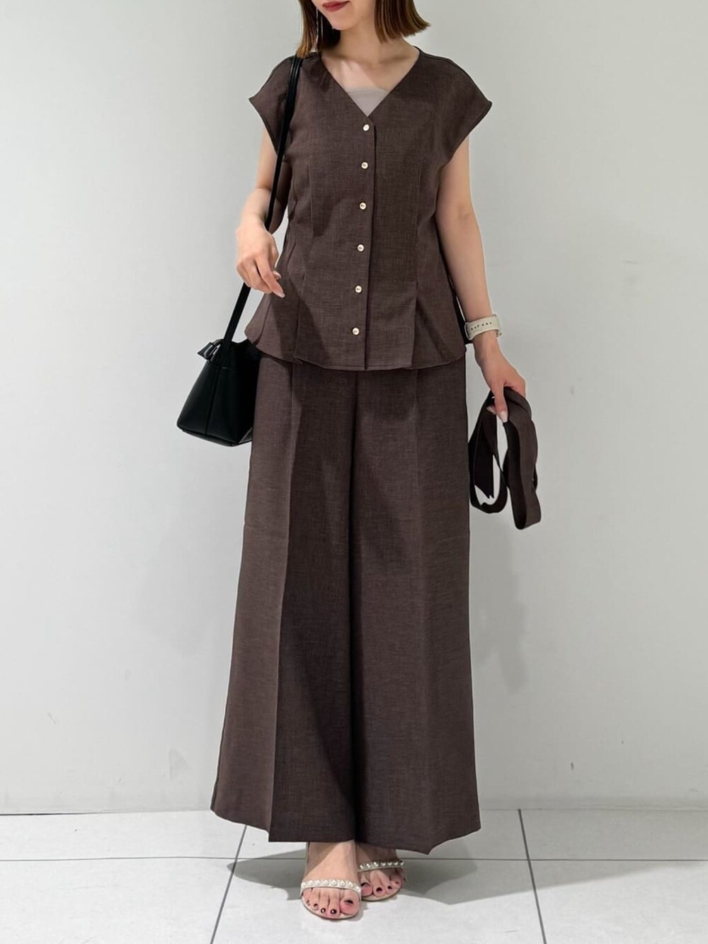 ブラウン系のその他パンツ、ブラウン系のシャツ/ブラウス、イエロー系のタンクトップを着用したレディースの夏コーディネートの5枚目の写真