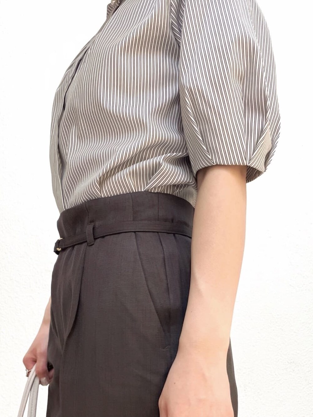 ホワイト系のシャツ/ブラウス、グレー系のその他パンツ、グレー系のトートバッグを着用したレディースの春コーディネートの5枚目の写真