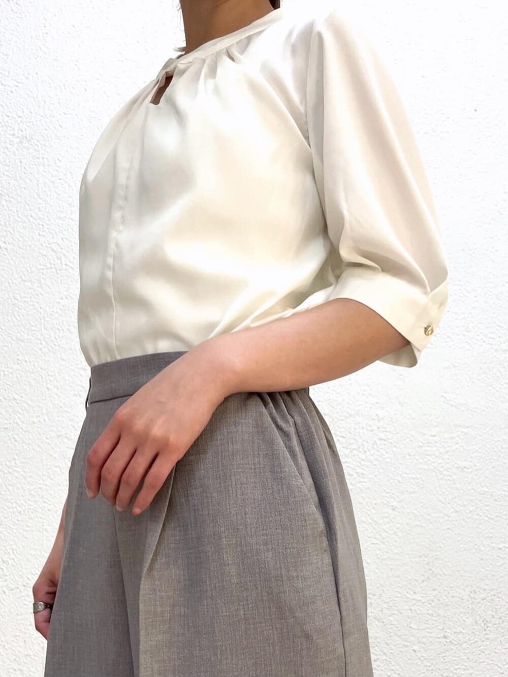 ホワイト系のシャツ/ブラウス、グレー系のその他パンツ、ブラック系のパンプスを着用したレディースの夏コーディネートの5枚目の写真