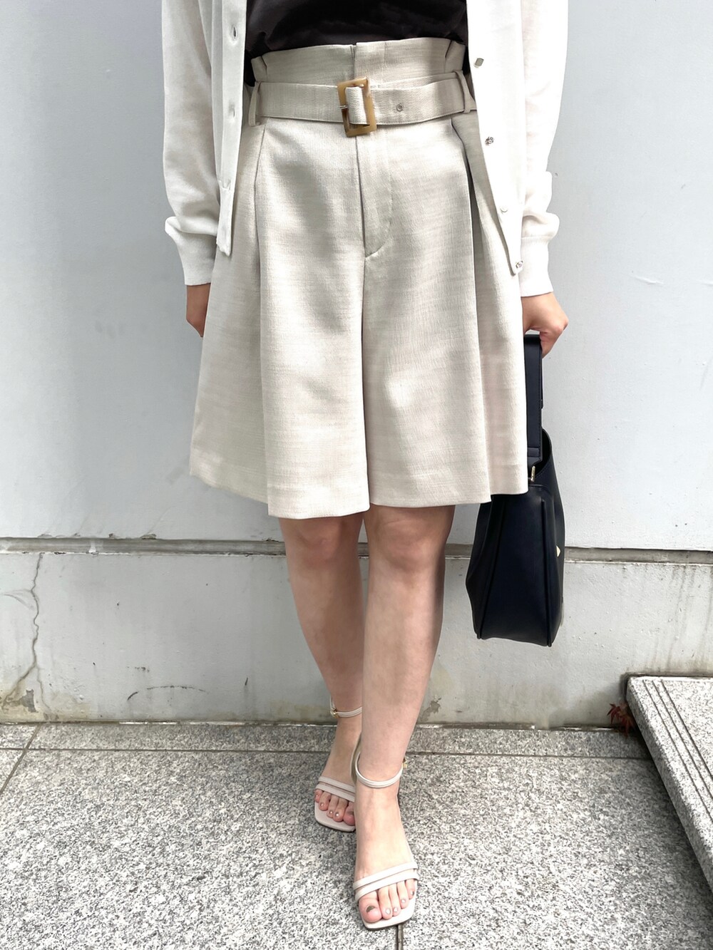 ホワイト系のカーディガン/ボレロ、その他のTシャツ/カットソー、グレー系のその他パンツを着用したレディースの春コーディネートの4枚目の写真