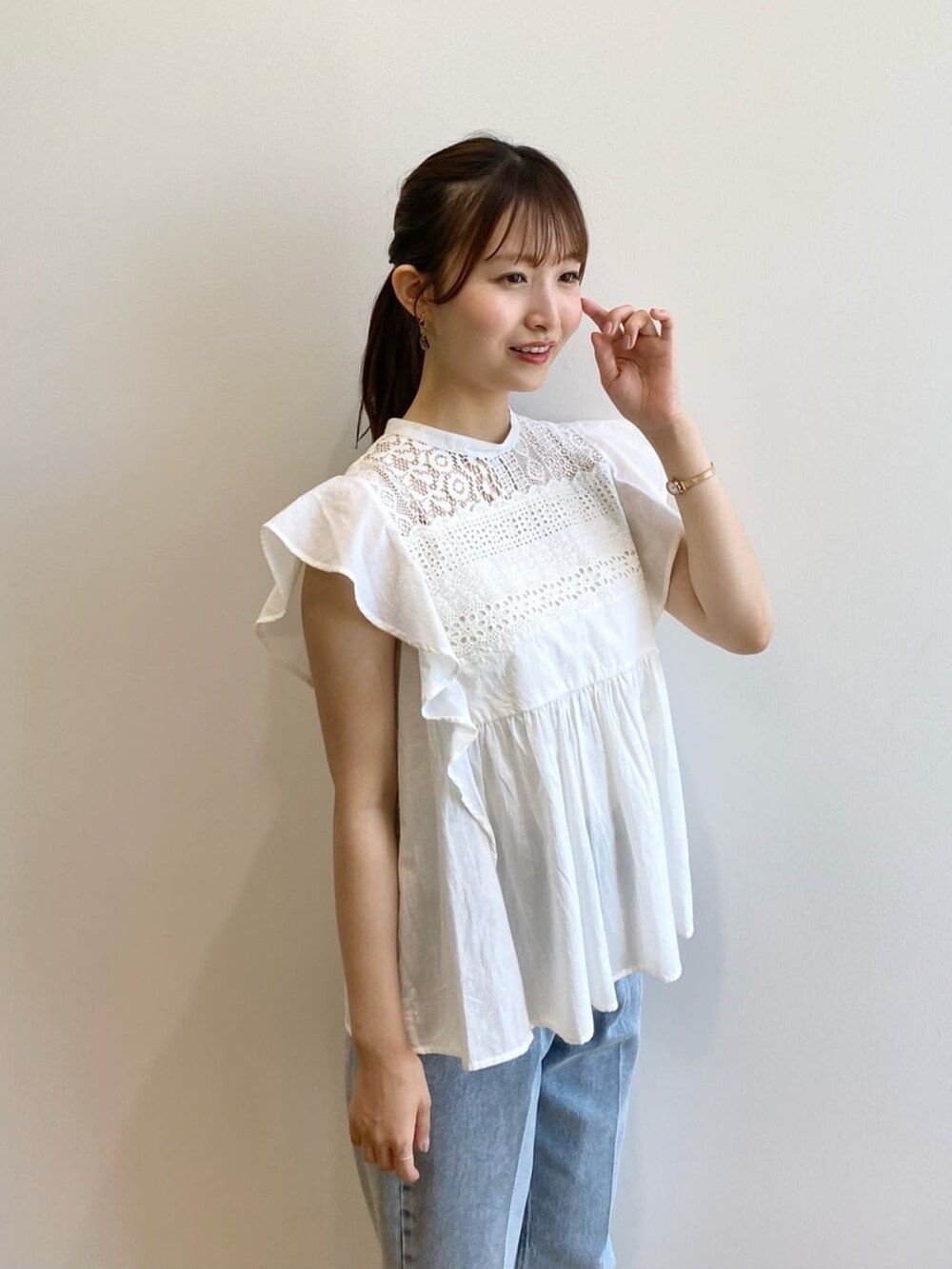 ブルー系のデニムパンツ、ベージュ系のサンダル、ホワイト系のシャツ/ブラウスを着用したレディースの夏コーディネートの8枚目の写真