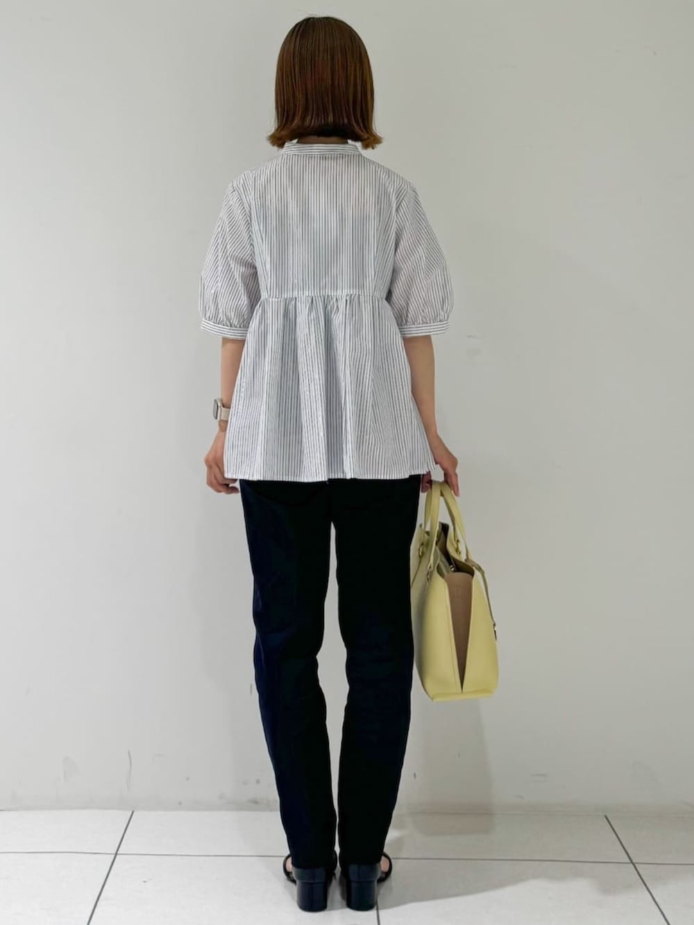 ホワイト系のシャツ/ブラウス、ブルー系のその他パンツ、ブラック系のサンダルを着用したレディースの春コーディネートの3枚目の写真