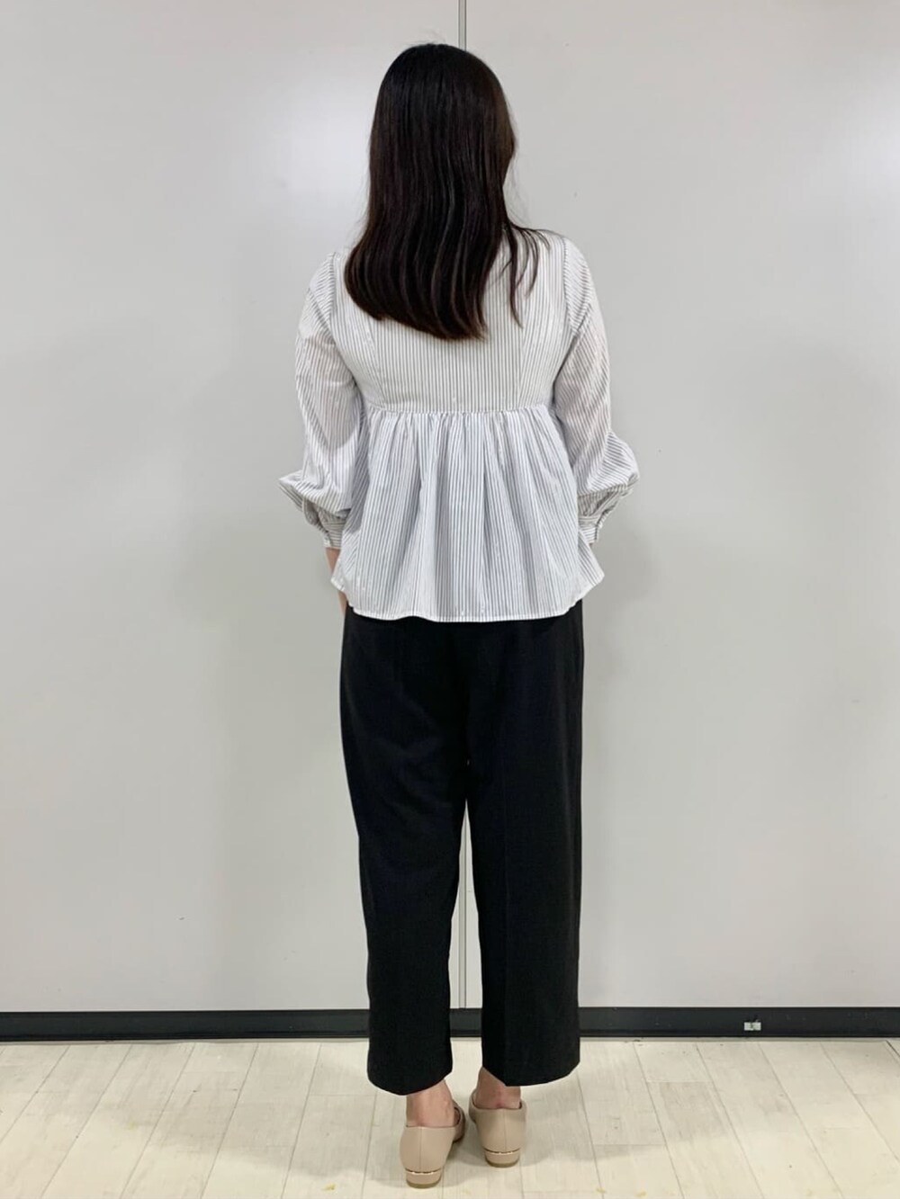 ホワイト系のシャツ/ブラウス、ブラック系のその他パンツ、ブルー系のボストンバッグを着用したレディースの秋コーディネートの3枚目の写真