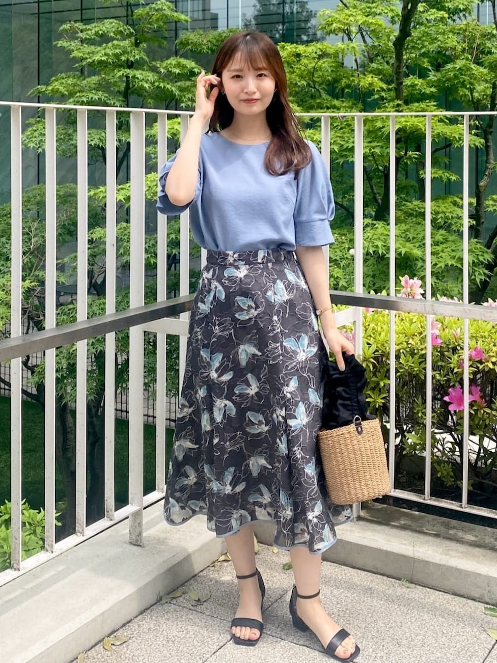 ブルー系のシャツ/ブラウス、グレー系のスカート、ブラック系のサンダルを着用したレディースの夏コーディネートの2枚目の写真