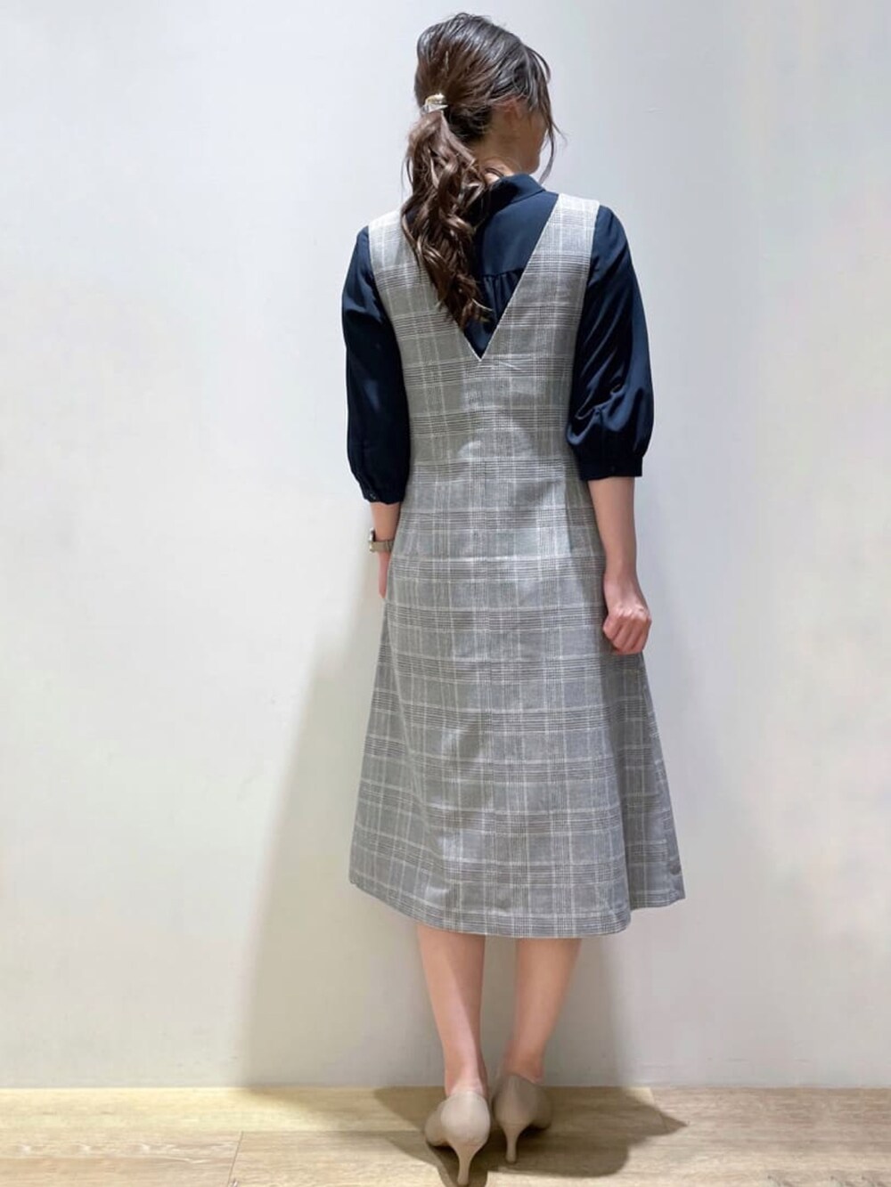 ブルー系のシャツ/ブラウス、ブラック系のスカート、グレー系のパンプスを着用したレディースの夏コーディネートの3枚目の写真