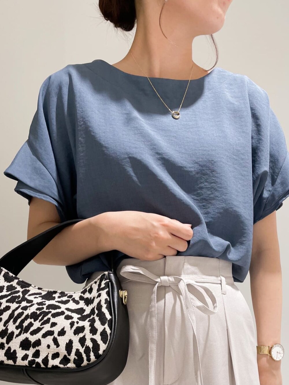 ブルー系のシャツ/ブラウス、グレー系のその他パンツ、ブラック系のショルダーバッグを着用したレディースの夏コーディネートの4枚目の写真