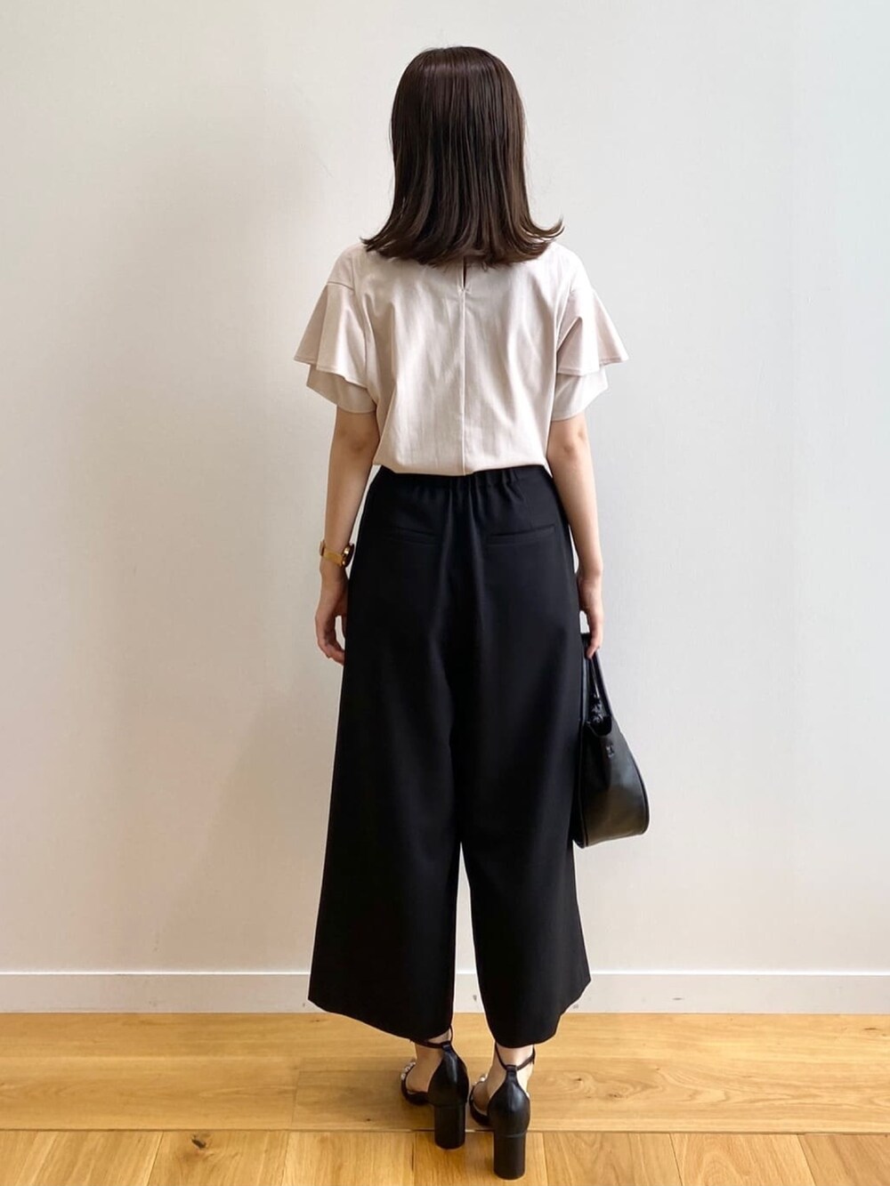 グレー系のTシャツ/カットソー、ブラック系のその他パンツ、ブラック系のトートバッグを着用したレディースの夏コーディネートの3枚目の写真