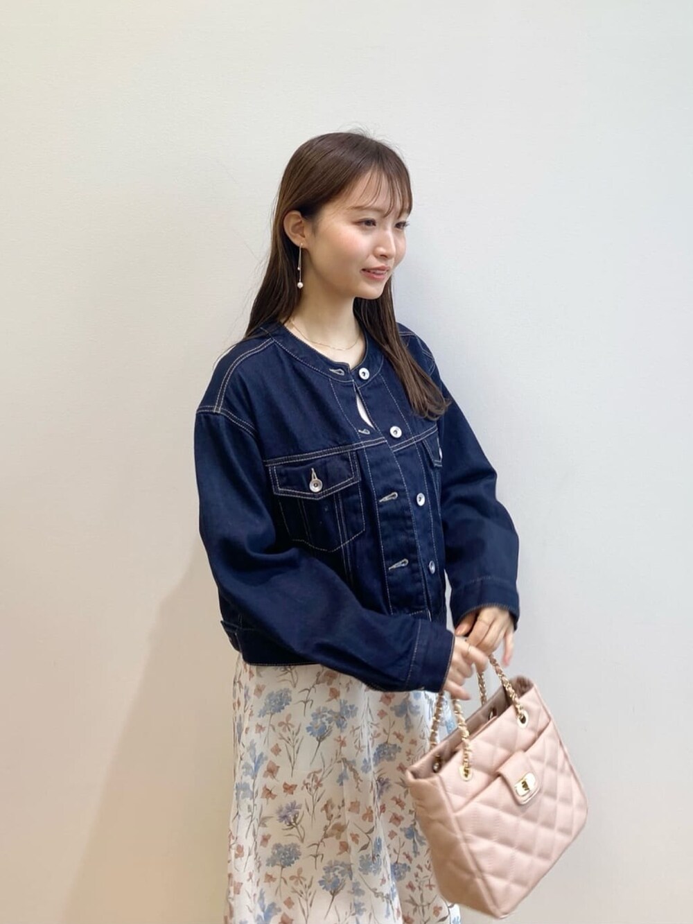 「index、インデックス、INDEX、大人カジュアル、春色、休日スタイル、淡色コーデ、お出かけコーデ、デートコーデ、オトナカジュアル」｜「indexのノーカラーショートGジャン【洗濯機洗い可】（デニムジャケット、ブルー系）」を使った、index スタッフさん（レディース・158cm）の春コーディネートの7枚目の写真