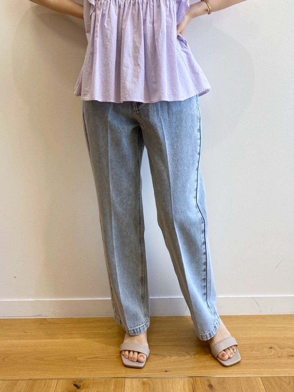 パープル系のシャツ/ブラウス、ブルー系のデニムパンツ、ベージュ系のサンダルを着用したレディースの夏コーディネートの10枚目の写真