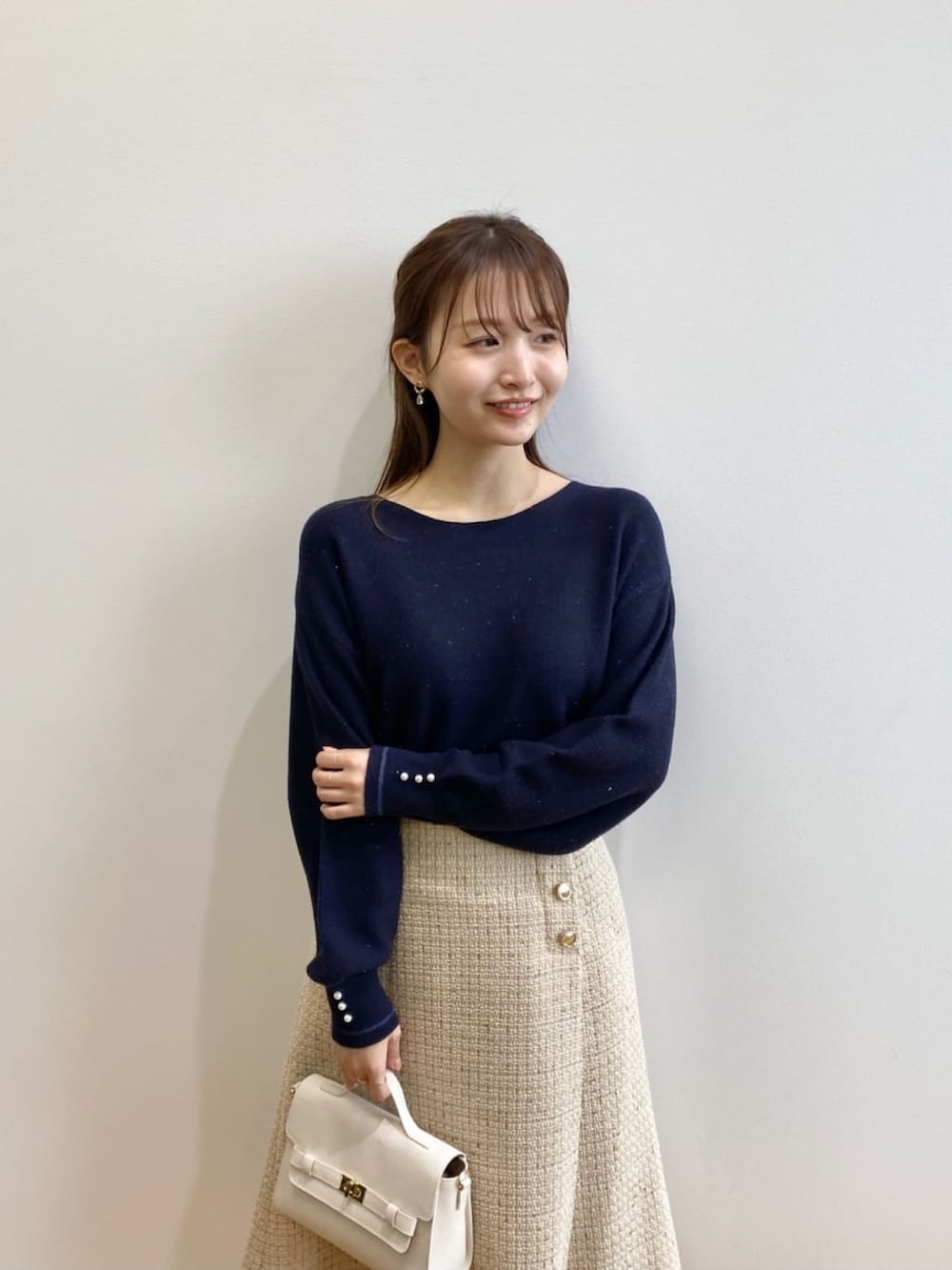 「インデックス、index、INDEX、ニット、プチプラ、きれいめカジュアル、お出かけコーデ、ブーツ、秋服コーデ、大人ガーリー」｜「indexのアンジェリーナガーターパール調ニット【洗濯機可】（ニット/セーター、ブルー系）」を使った、index スタッフさん（レディース・158cm）の秋コーディネートの7枚目の写真