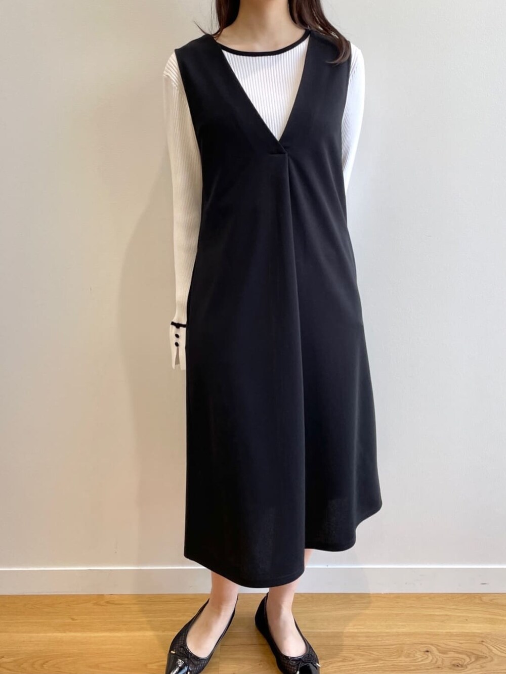 ホワイト系のニット/セーター、ブラック系のスカート、ブラック系のその他シューズを着用したレディースの春コーディネートの9枚目の写真