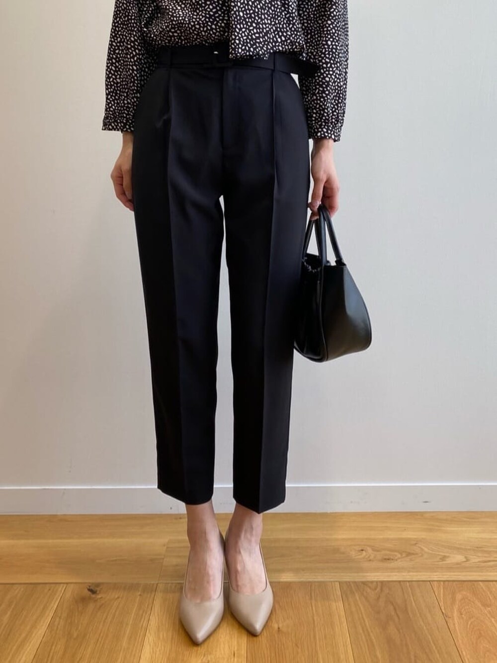 ブラック系のトートバッグ、ベージュ系のパンプス、ブラック系のその他パンツを着用したレディースの春コーディネートの6枚目の写真