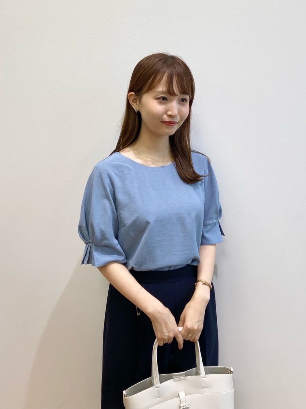 ブルー系のシャツ/ブラウス、ブルー系のその他パンツ、ベージュ系のサンダルを着用したレディースの夏コーディネートの8枚目の写真