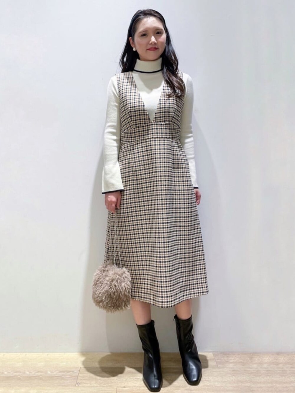 「インデックス、index、INDEX、ワンピース、ブーツ、冬コーデ、プチプラ、ファッションを楽しもう、お出かけコーデ、ニット」｜「indexのバイカラータールネック  フレアスリーブニット【洗濯機可】（ニット/セーター、ホワイト系）」を使った、index スタッフさん（レディース・160cm）の秋コーディネートの4枚目の写真