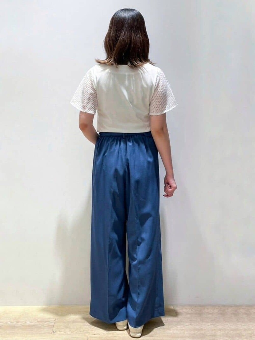 ブルー系のその他パンツ、ホワイト系のTシャツ/カットソー、ホワイト系のパンプスを着用したレディースの夏コーディネートの3枚目の写真