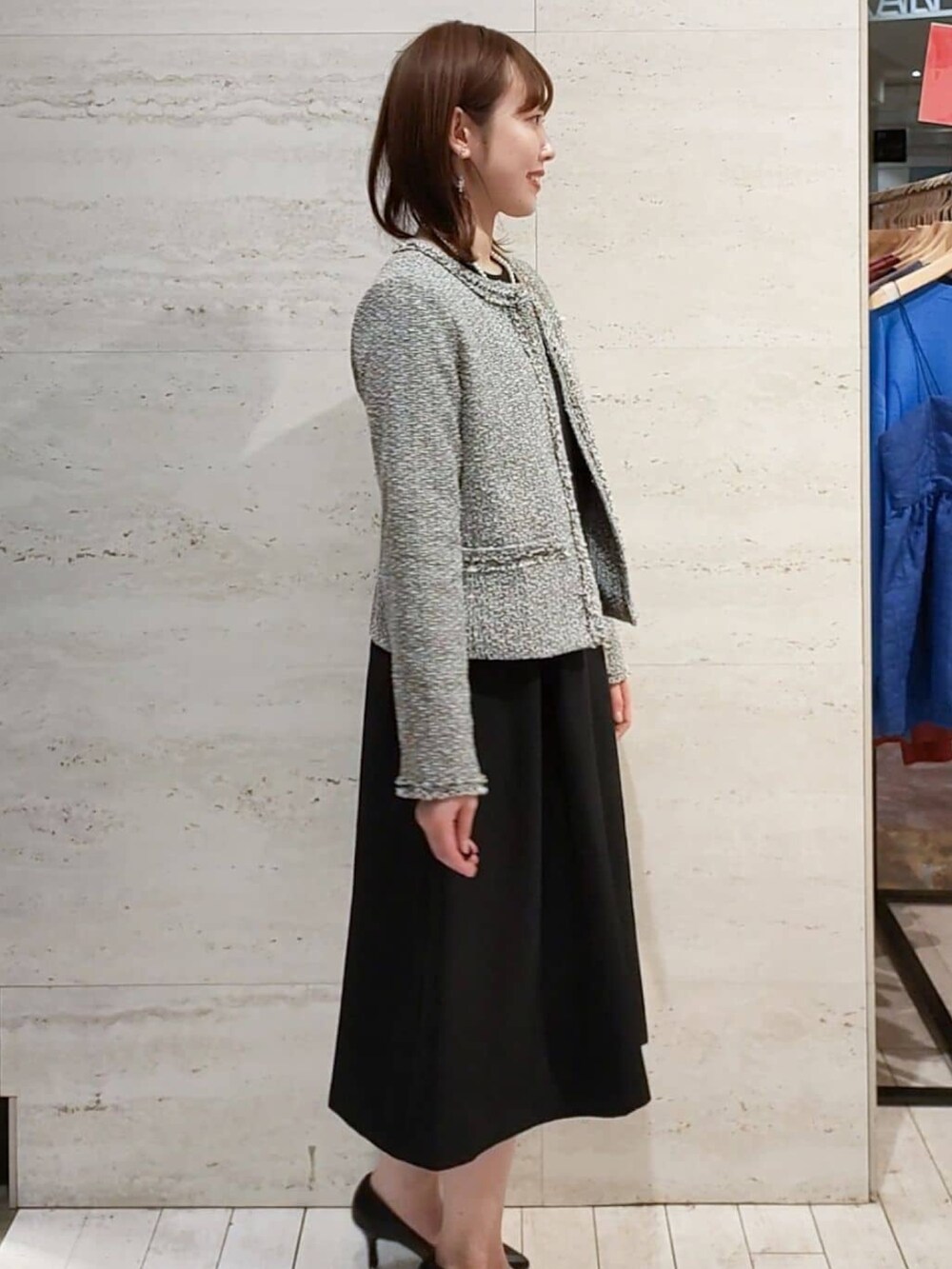 ブラック系のワンピース、ブラック系のノーカラージャケット、ブラック系のボストンバッグを着用したレディースの冬コーディネートの2枚目の写真