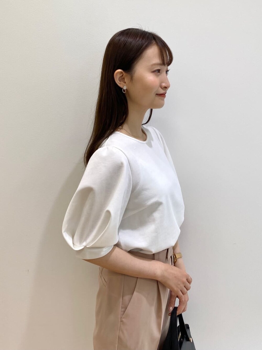 イエロー系のその他パンツ、ブラック系のハンドバッグ、ゴールド系のパンプスを着用したレディースの春コーディネートの5枚目の写真