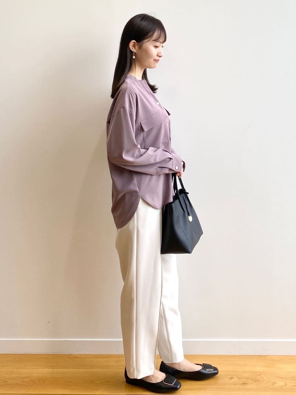 ブラウン系のシャツ/ブラウス、ブラック系のトートバッグ、ブラック系のその他シューズを着用したレディースの秋コーディネートの2枚目の写真