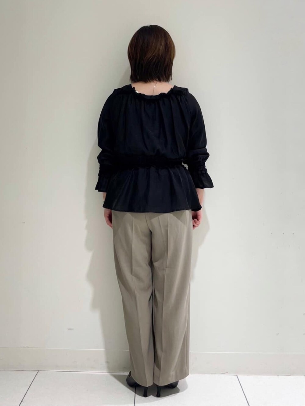 ブラック系のシャツ/ブラウス、ベージュ系のその他パンツ、ブラック系のパンプスを着用したレディースの秋コーディネートの4枚目の写真