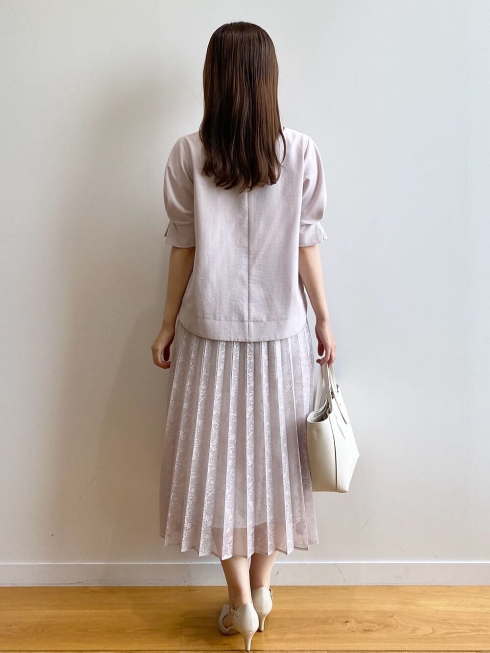 ベージュ系のシャツ/ブラウス、ベージュ系のスカート、ホワイト系のトートバッグを着用したレディースの夏コーディネートの4枚目の写真