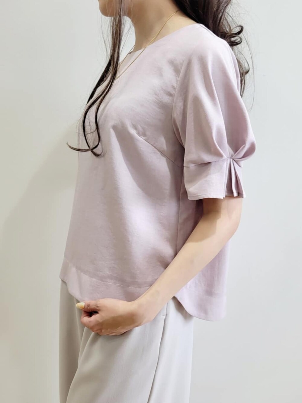 ピンク系のシャツ/ブラウス、グレー系のその他パンツ、ホワイト系のトートバッグを着用したレディースの夏コーディネートの4枚目の写真