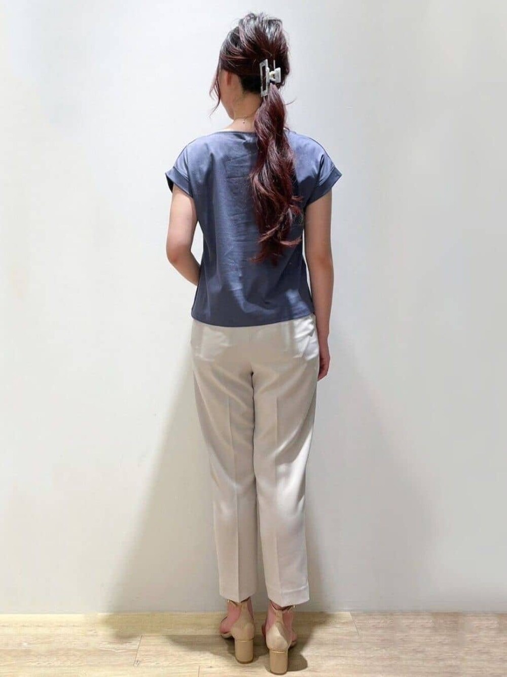 グレー系のTシャツ/カットソー、ベージュ系のサンダル、グレー系のその他パンツを着用したレディースの夏コーディネートの3枚目の写真