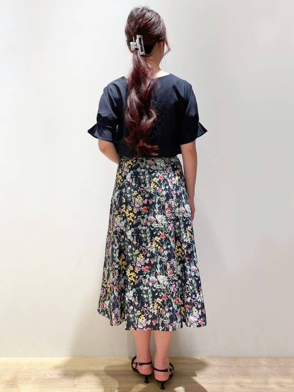 ブルー系のシャツ/ブラウス、ブルー系のスカート、ブラック系のパンプスを着用したレディースの夏コーディネートの3枚目の写真