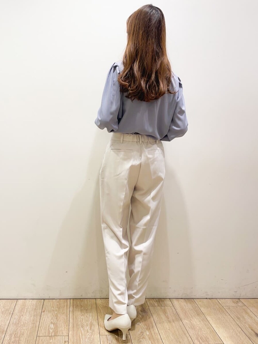 ブルー系のシャツ/ブラウス、グレー系のその他パンツ、ホワイト系のパンプスを着用したレディースの春コーディネートの3枚目の写真