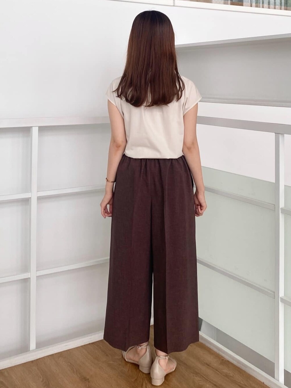 ベージュ系のシャツ/ブラウス、ブラウン系のその他パンツ、ベージュ系のサンダルを着用したレディースの夏コーディネートの4枚目の写真