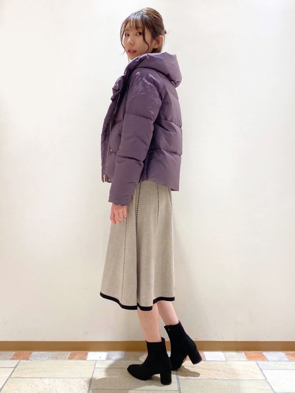 「INDEX、index、インデックス、ワンピース、ニットワンピース、ダウンジャケット、きれいめカジュアル、クリスマスに着たい服、プチプラ、プチプラコーデ、マイベストコーデ2022、休日スタイル、韓国ファッション」｜「indexのバイカラーニットワンピース（ワンピース、ベージュ系）」を使った、index スタッフさん（レディース・166cm）の冬コーディネートの3枚目の写真
