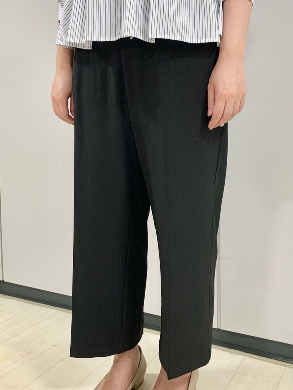 ホワイト系のシャツ/ブラウス、ブラック系のその他パンツ、ブルー系のボストンバッグを着用したレディースの秋コーディネートの5枚目の写真