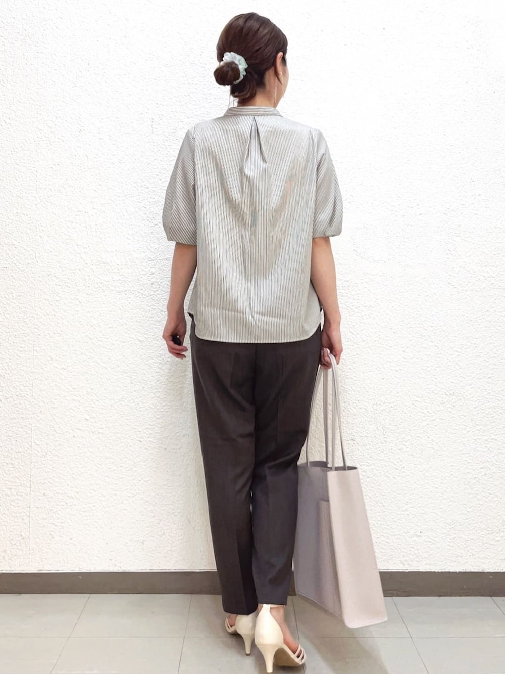ホワイト系のシャツ/ブラウス、グレー系のその他パンツ、グレー系のトートバッグを着用したレディースの春コーディネートの3枚目の写真